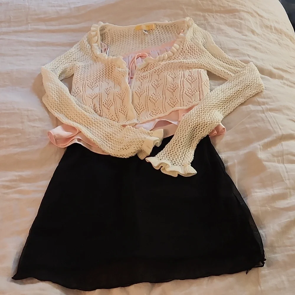 Bundle- 4 Sweet Outfit Pieces - Picture 2 of 16